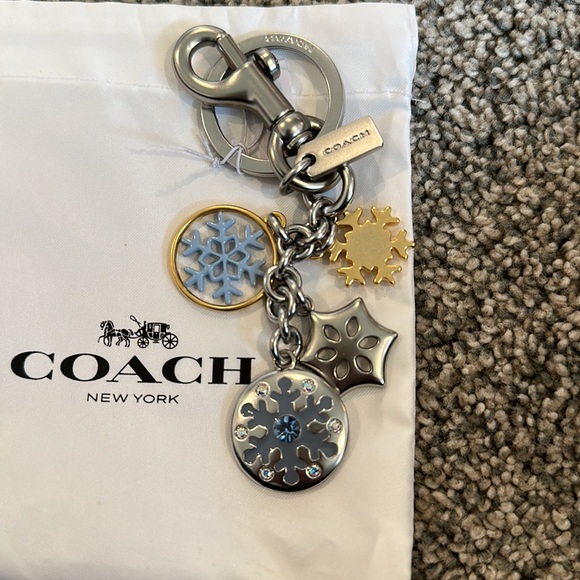 Coach snowflake bag charm never used, dust bag included - Picture 2 of 3